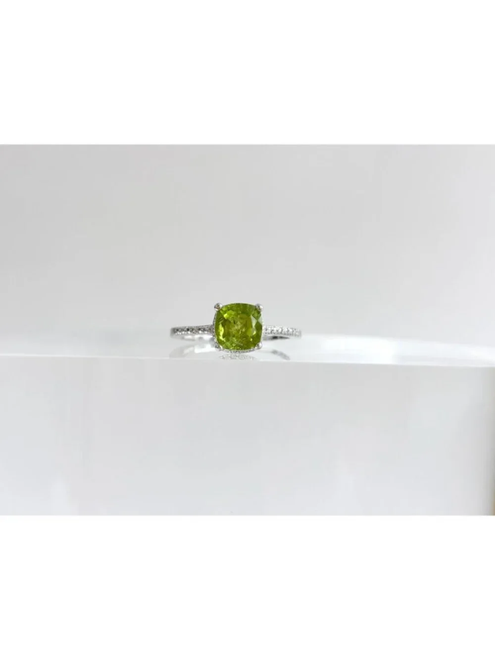 Peridot Cushion Cut Gemstone CZ Lined Sterling Silver 925 Vintage Ring - sz 7.75